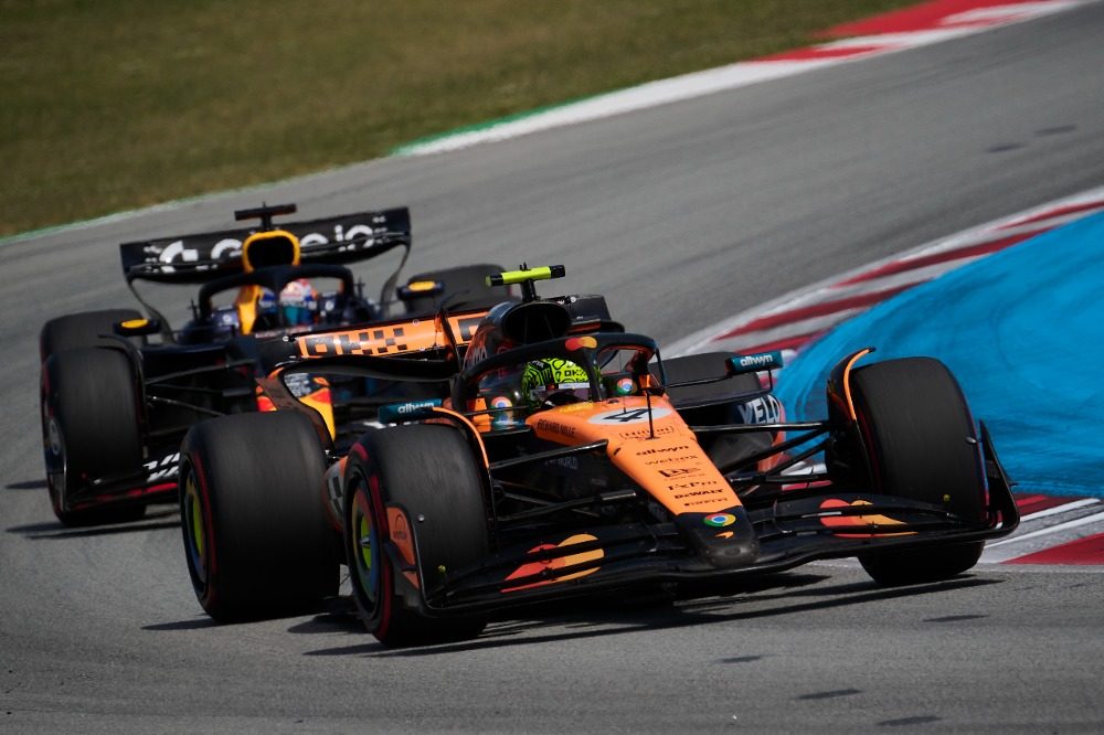 迈凯伦横扫索伯车队,塞恩斯带队取胜 迈凯伦横扫索伯车队,塞恩斯带队取胜